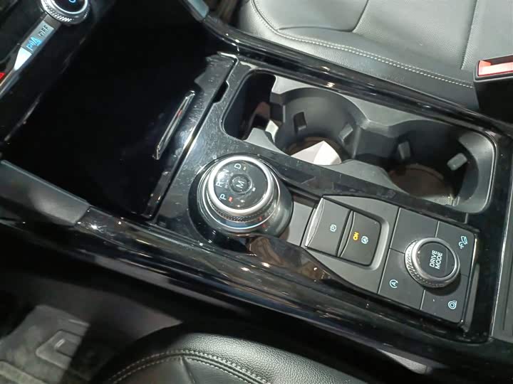 Фото 14 - Ford Explorer