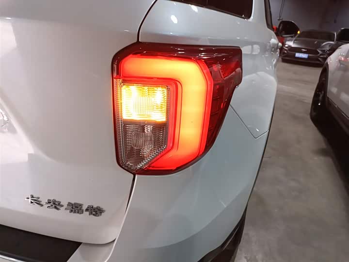 Фото 8 - Ford Explorer