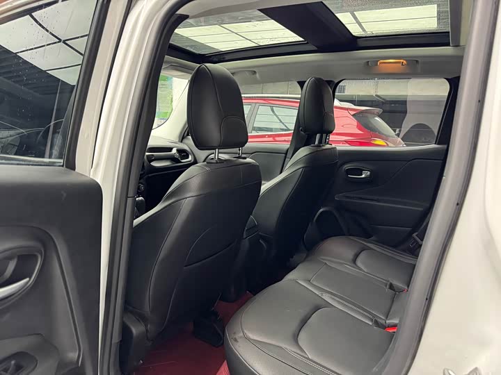 Фото 10 - Jeep Renegade