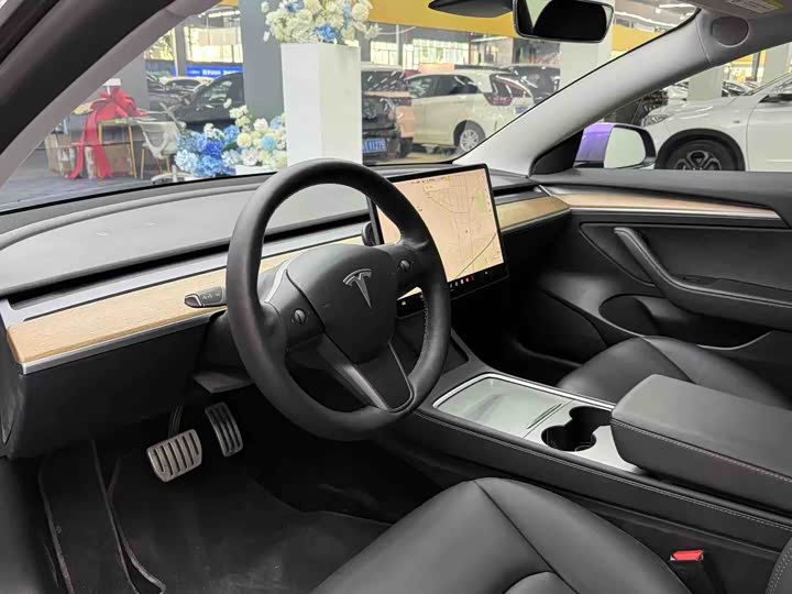 Фото 4 - Tesla Model 3