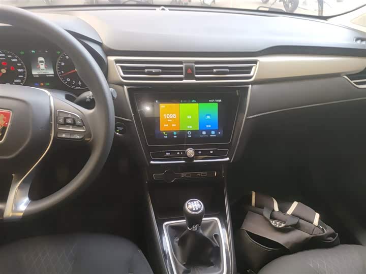 Фото 13 - Roewe i5