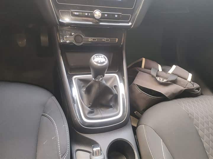 Фото 14 - Roewe i5