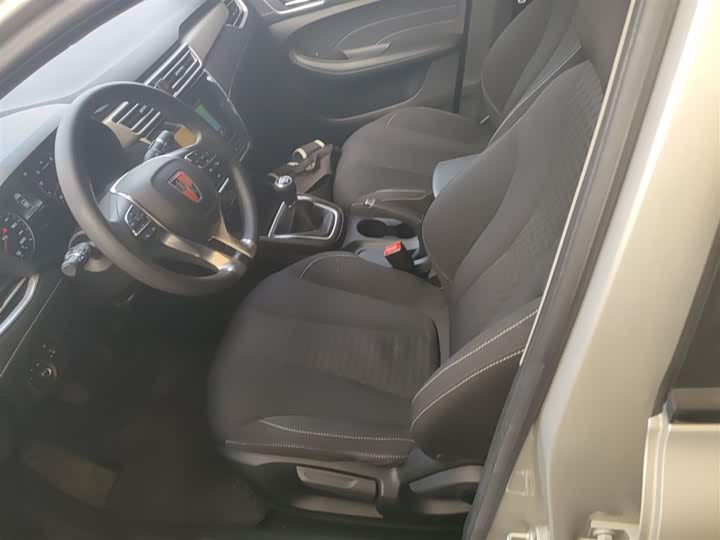 Фото 15 - Roewe i5