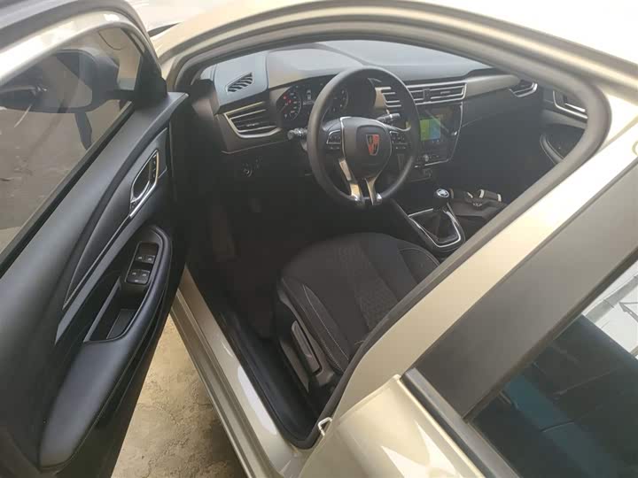 Фото 16 - Roewe i5