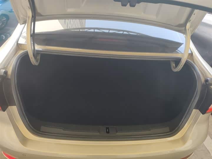 Фото 19 - Roewe i5