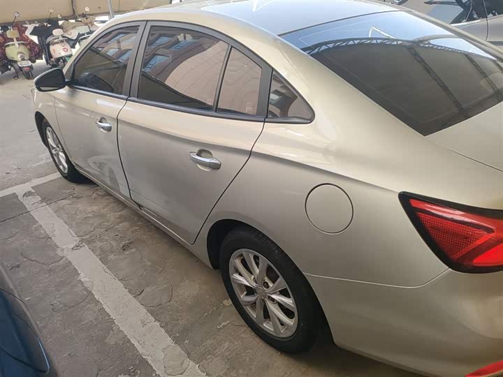 Фото 5 - Roewe i5