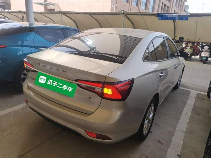 Фото 7 - Roewe i5