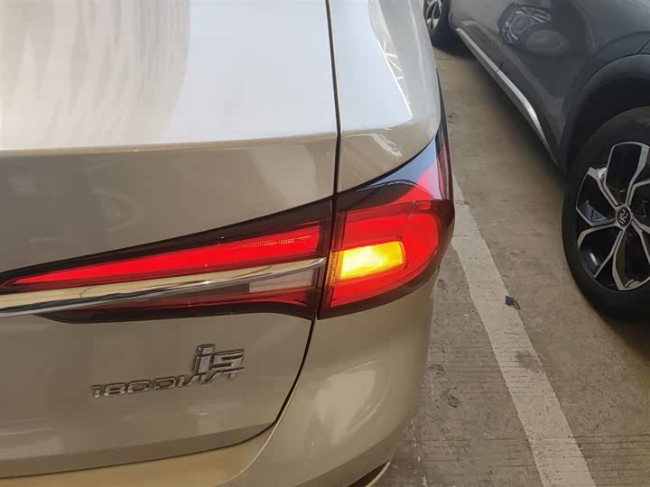 Фото 8 - Roewe i5