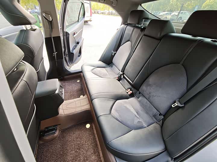 Фото 10 - Toyota Camry