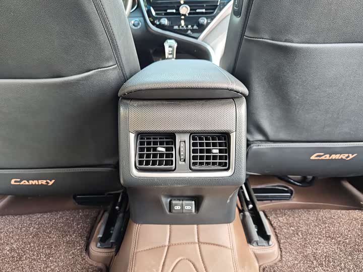 Фото 11 - Toyota Camry