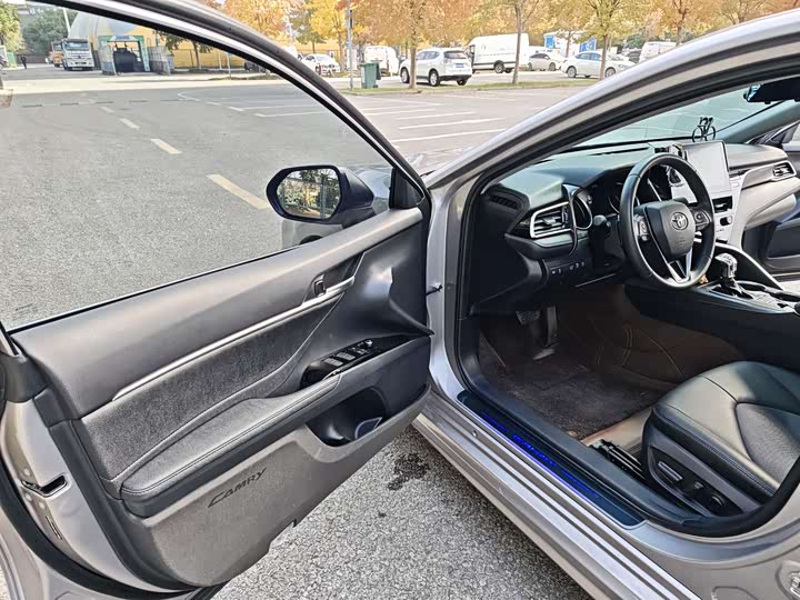 Фото 12 - Toyota Camry