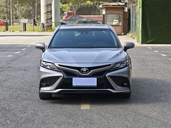 Фото 2 - Toyota Camry