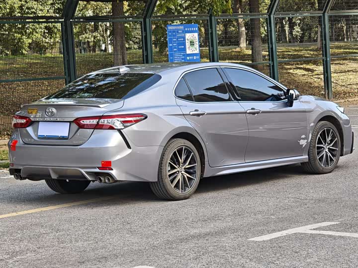 Фото 5 - Toyota Camry