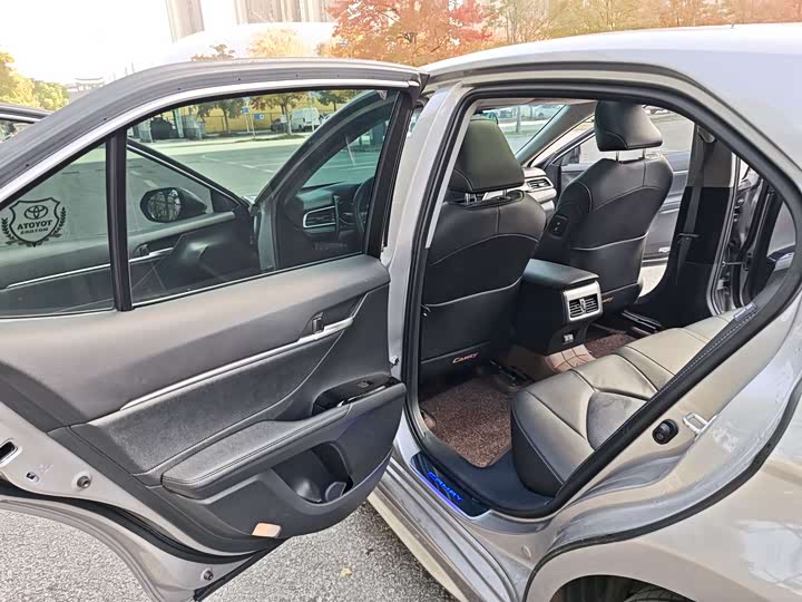 Фото 8 - Toyota Camry