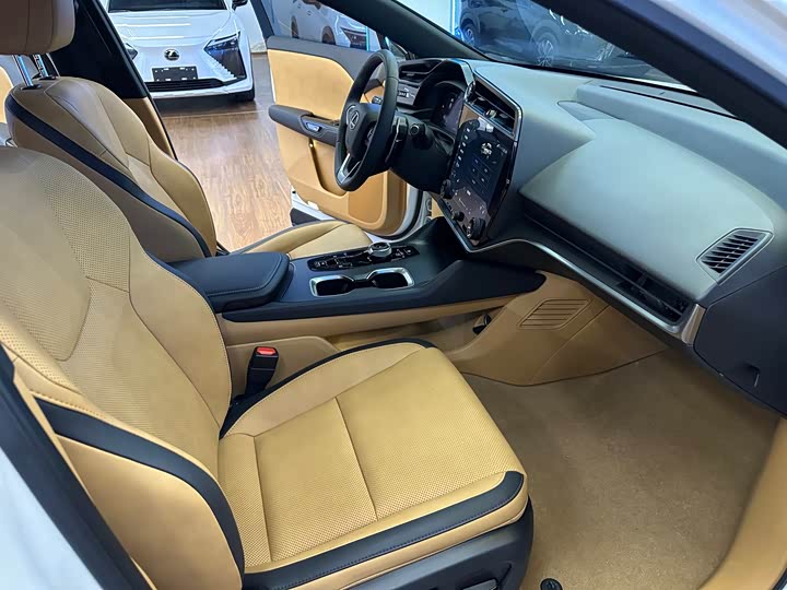 Фото 22 - Lexus RZ