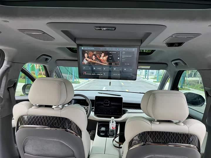 Фото 13 - Zeekr 009