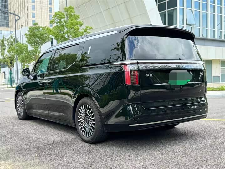 Фото 14 - Zeekr 009