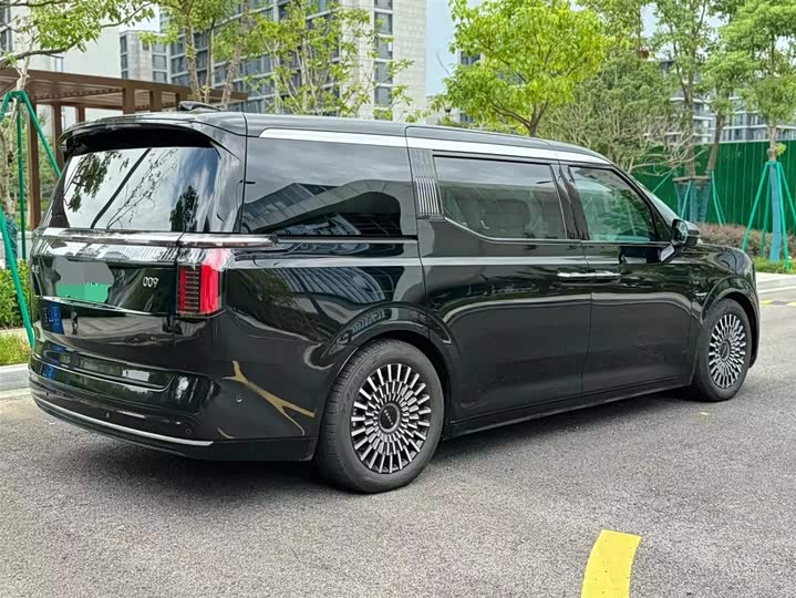 Фото 15 - Zeekr 009