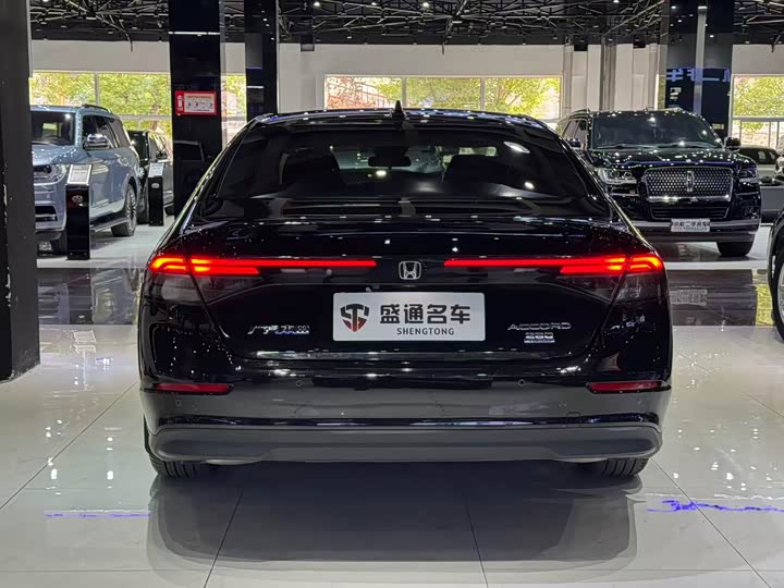 Фото 4 - Honda Accord