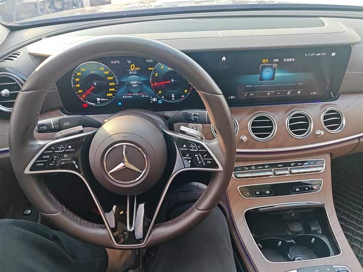 Фото 10 - Mercedes-Benz E-Class