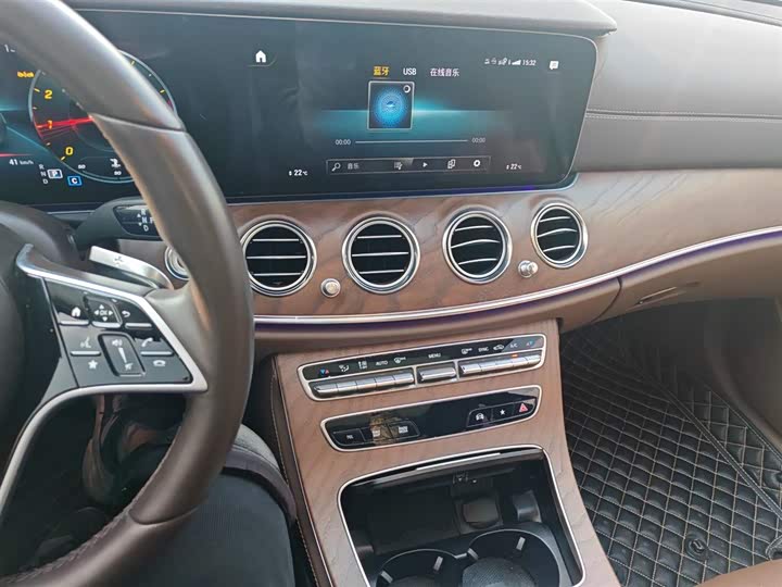 Фото 13 - Mercedes-Benz E-Class