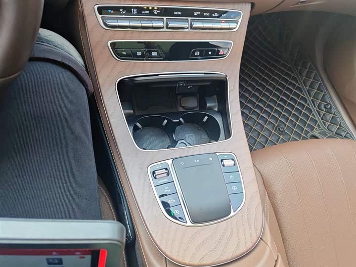 Фото 14 - Mercedes-Benz E-Class