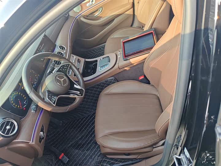 Фото 15 - Mercedes-Benz E-Class