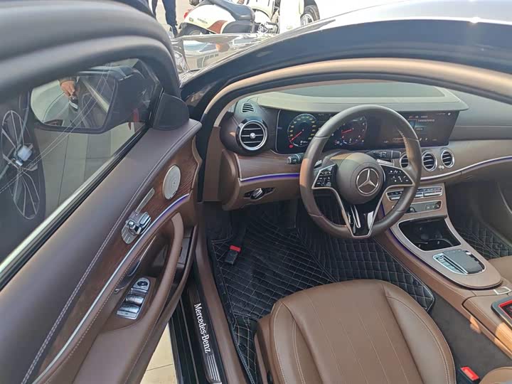 Фото 16 - Mercedes-Benz E-Class