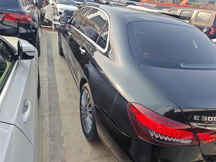 Фото 5 - Mercedes-Benz E-Class