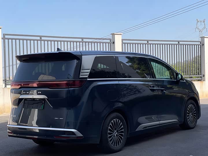 Фото 11 - Denza D9