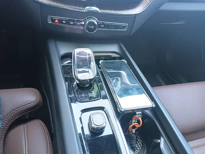 Фото 14 - Volvo XC60 Hybrid