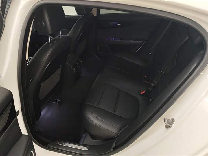 Фото 11 - Jaguar XE L