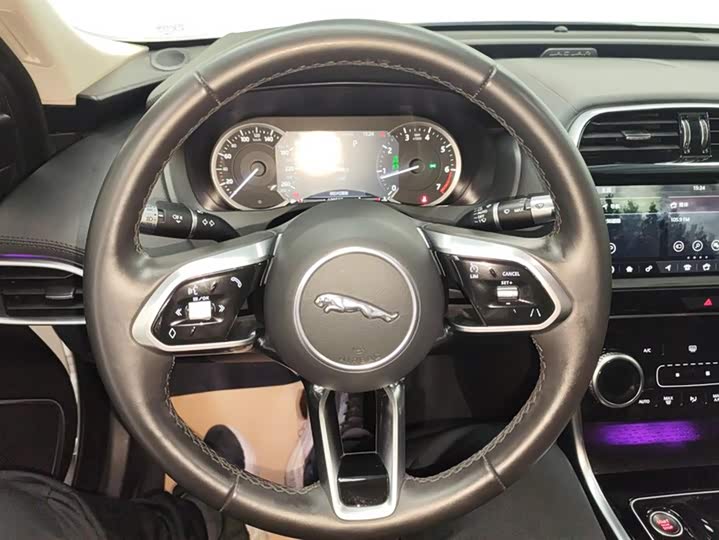 Фото 15 - Jaguar XE L