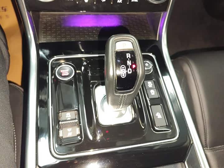 Фото 16 - Jaguar XE L