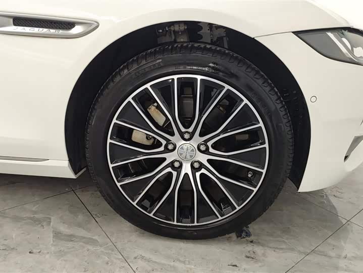 Фото 6 - Jaguar XE L