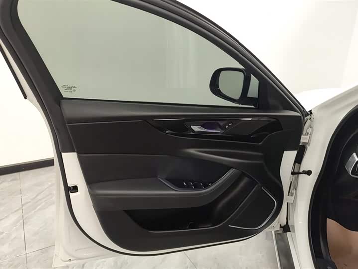 Фото 7 - Jaguar XE L