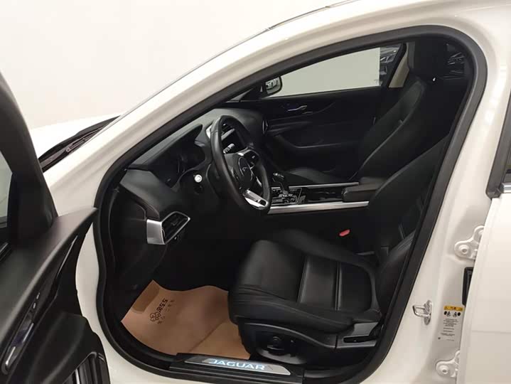 Фото 9 - Jaguar XE L