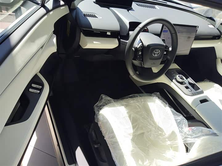 Фото 16 - Toyota bZ5