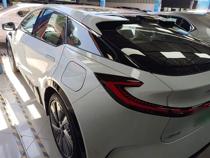 Фото 5 - Toyota bZ5