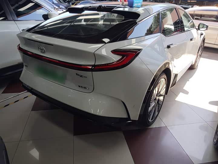 Фото 7 - Toyota bZ5