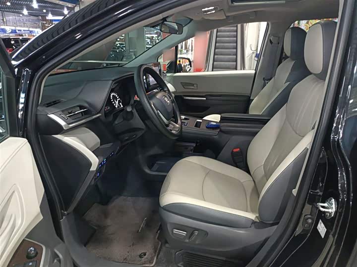 Фото 15 - Toyota Sienna