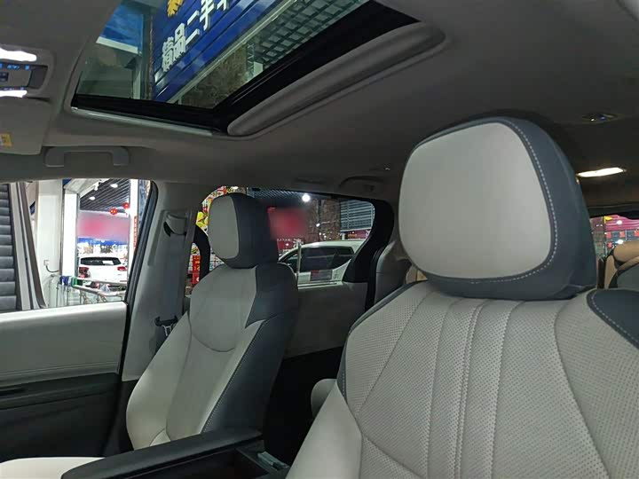 Фото 18 - Toyota Sienna