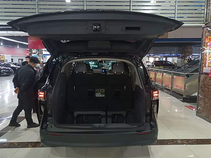 Фото 19 - Toyota Sienna