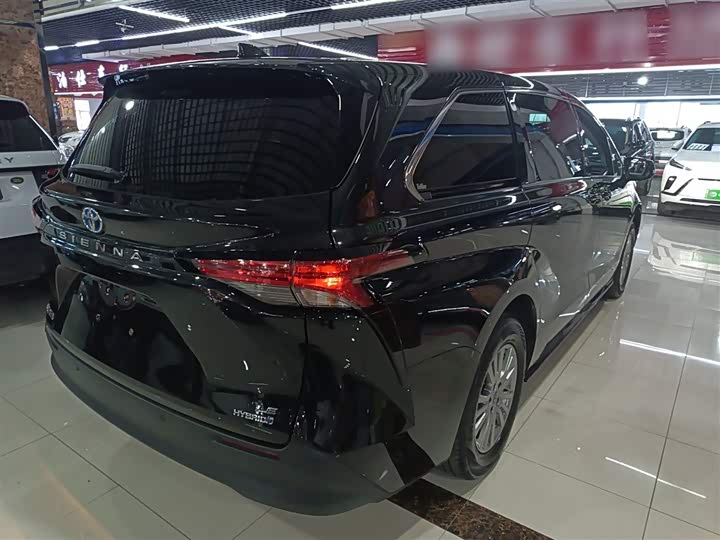 Фото 7 - Toyota Sienna