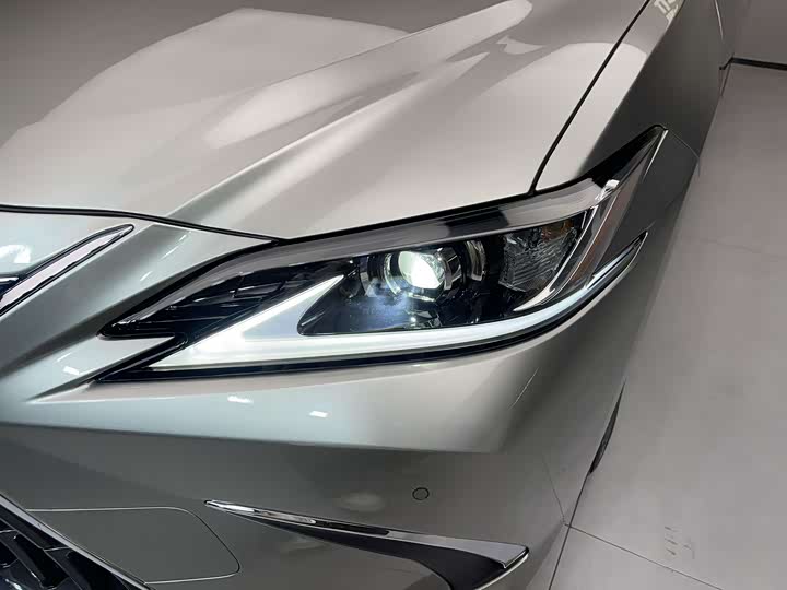 Фото 10 - Lexus ES