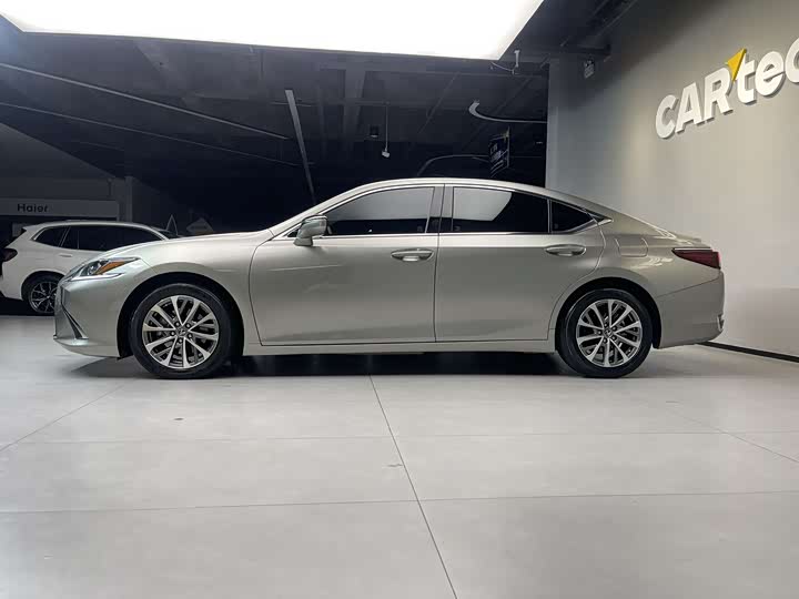 Фото 14 - Lexus ES