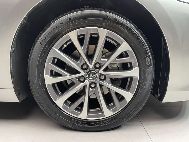 Фото 15 - Lexus ES