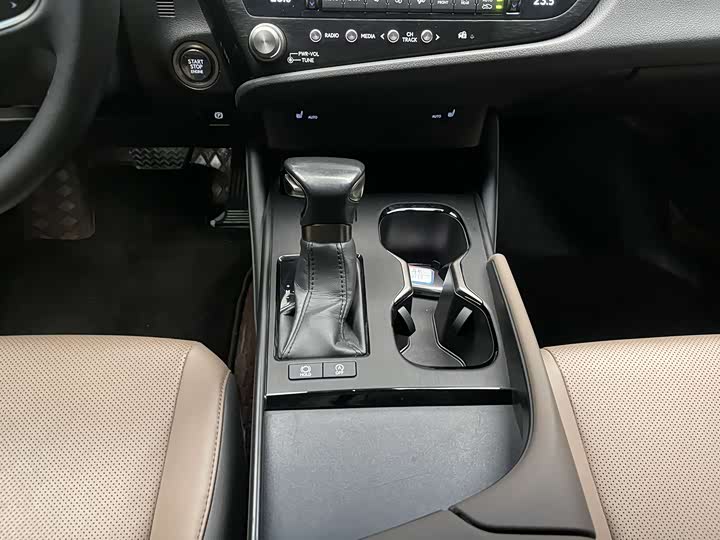 Фото 16 - Lexus ES