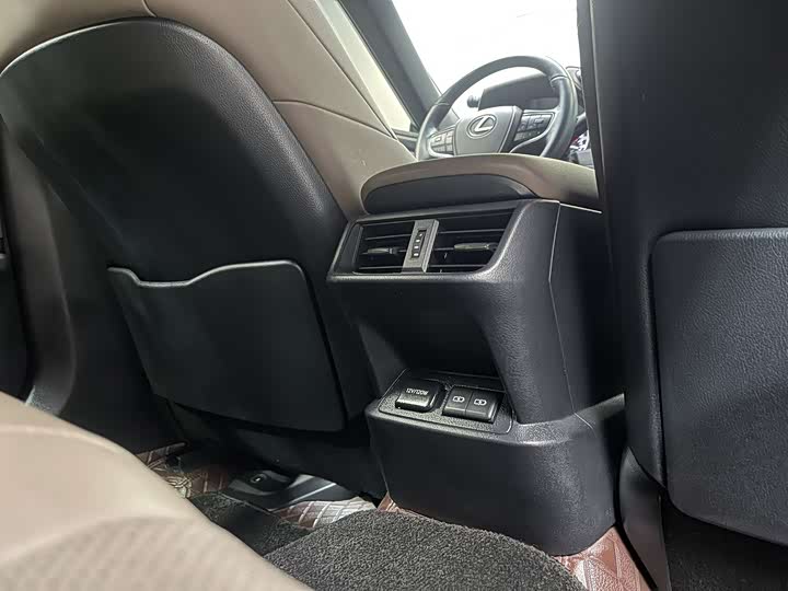 Фото 19 - Lexus ES