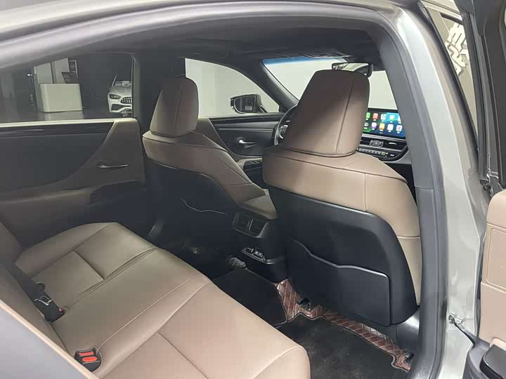 Фото 20 - Lexus ES